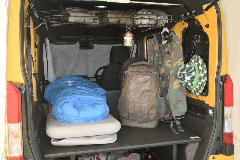 上部に装着したネット状の棚が「ルーフインナーラック（ネット付）」で、「ルーフインナーサイドパイプ（ロングタイプ）」によって装着されている