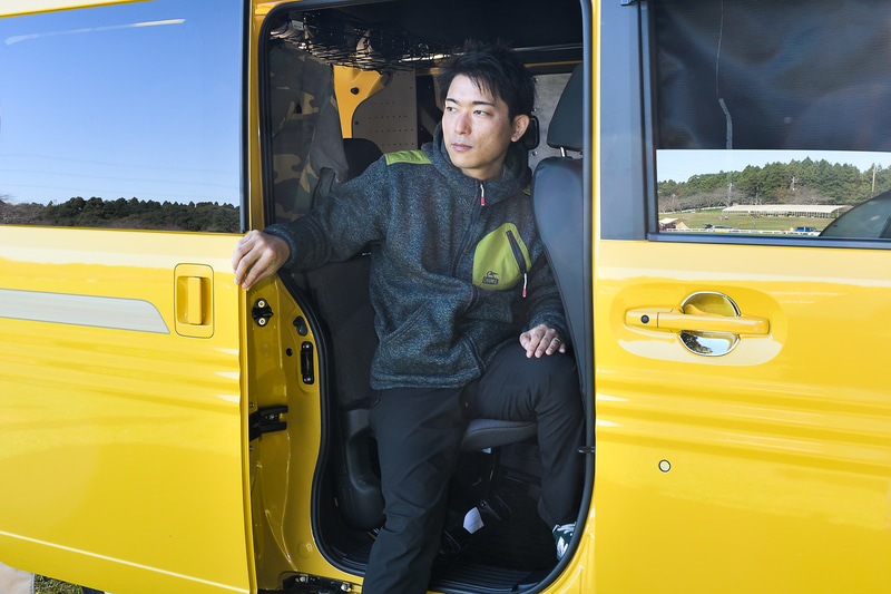 シートをフラットにした状態で右リアドアからスムーズに乗り降りができるのが便利