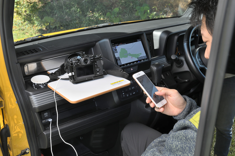 助手席のインパネトレイに置いて使う「簡易テーブル」。上段にも下段にも、差し込むことができます。ちょっとした作業や食事に便利