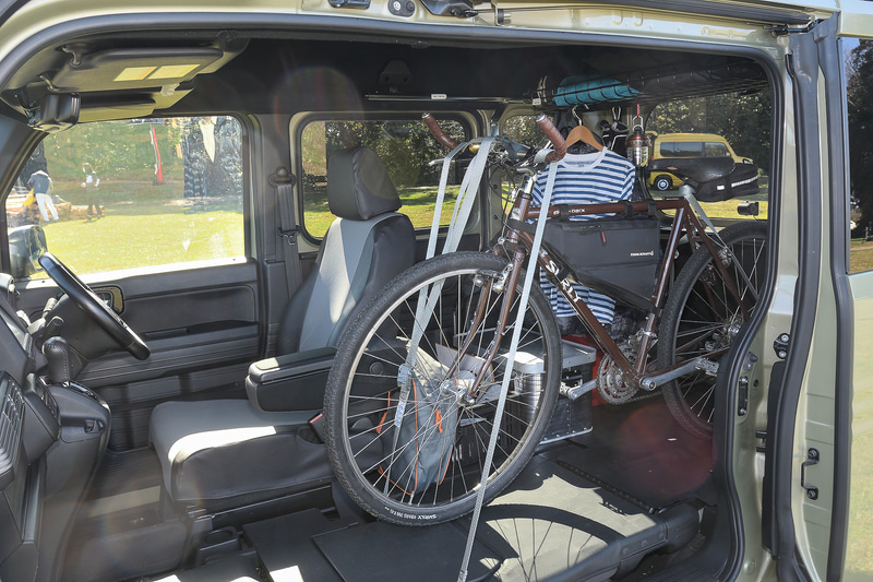 N-VANには自転車などの長く大きなモノも積み込みが可能。遊びの可能性が広がる！