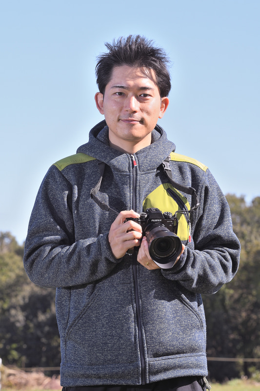 風景写真家の今浦友喜（いまうらゆうき）さん。楽器製作学校講師を経て、2013年から雑誌「風景写真」の編集、2016年からフリーランスに。自然風景、生き物の姿を精力的に撮影。雑誌制作の経験や豊富なカメラ知識を活かし、雑誌への執筆や写真講師として活動している。公益社団法人日本写真家協会 会員（JPS）・アカデミーX講師