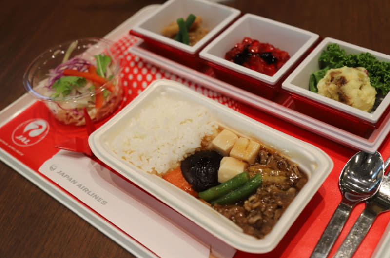 和食「牛肉と野菜の旨煮ごはん添え」