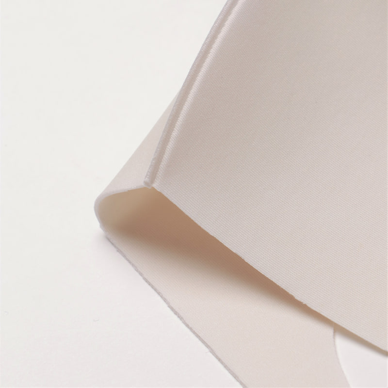 素材はポリエステル84％・ポリウレタン16％