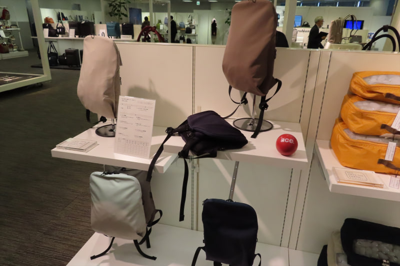 リサイクルポリエステルを使用し、折りたたんでコンパクトに運べるバックパック「ソティーラー」