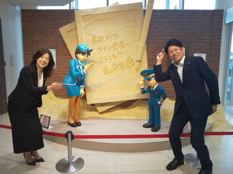 全日本空輸株式会社 鳥取空港 深澤容子所長（左）と山陰支店 松本有司支店長が鳥取県東部地域を紹介