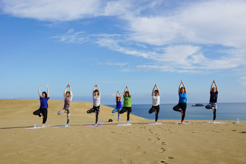 朝日・夕日・星空の砂丘でヨガ体験。大自然のパワーでリラックス