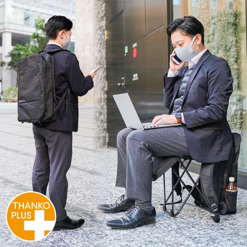 サンコーは「シュパッと1秒！どこでも座れるリュック」を発売した