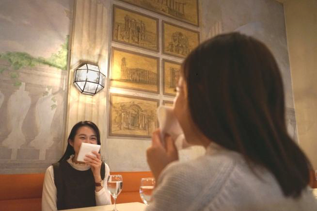 食事中の会話時にハンカチなどを口に当てることを入場の条件に
