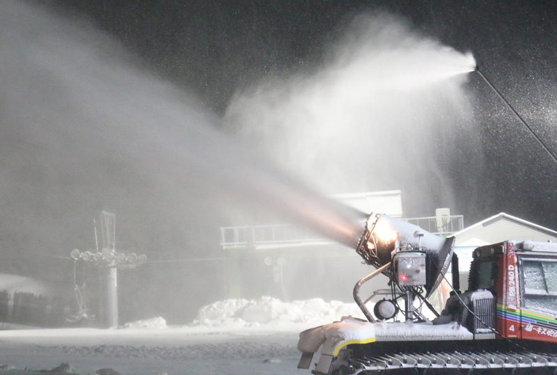 1基を増やして全18基をフル稼働する人工降雪機