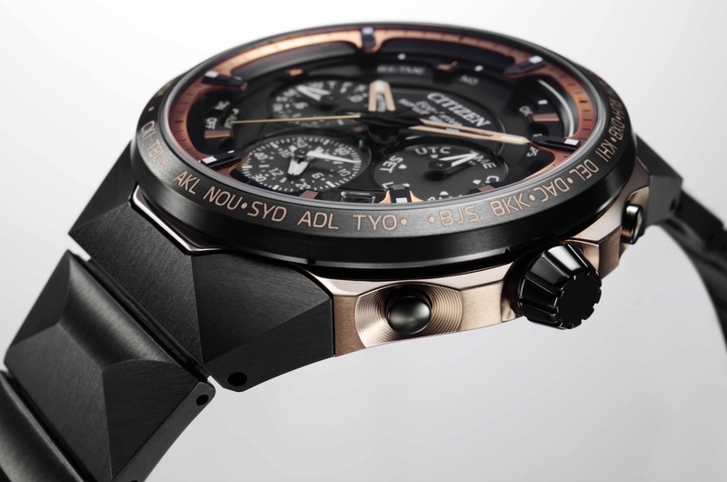 ケースとバンドでは直線的なラインで立体的な面を形成