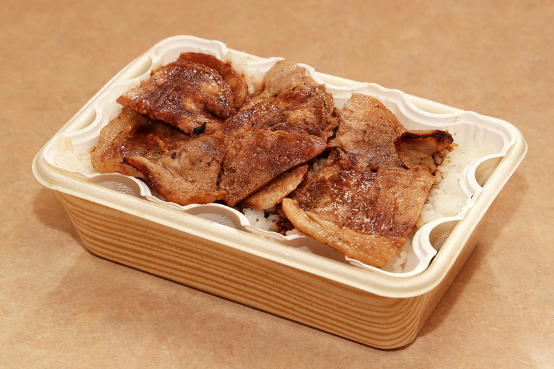 ご飯と炭火で焼き上げた豚肉のシンプルなお弁当