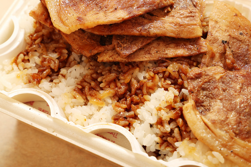 ご飯にもあらかじめ味が付いています。肉は帯広市内の多くの店よりはちょっぴり薄めですが、それでもこのボリューム。しかもちゃんと芯まで温まっているので美味しくいただけます