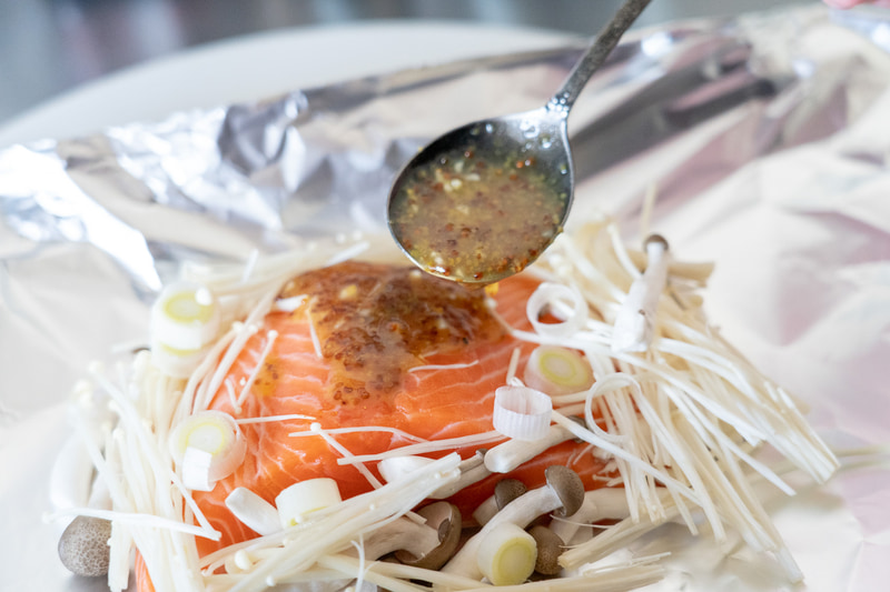 ソースをサーモンに均等に注ぎます