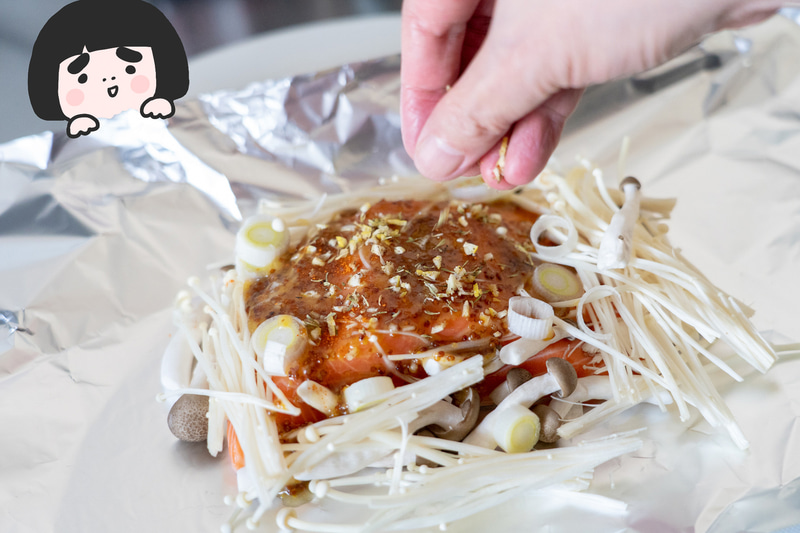 タイム、レモンの皮、塩のミックスをふりかけます