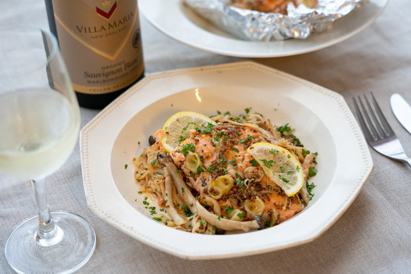 刻んだパセリを散らして、レモンの輪切りを添えたら完成。せっかくなのでお皿にサーブしてみました