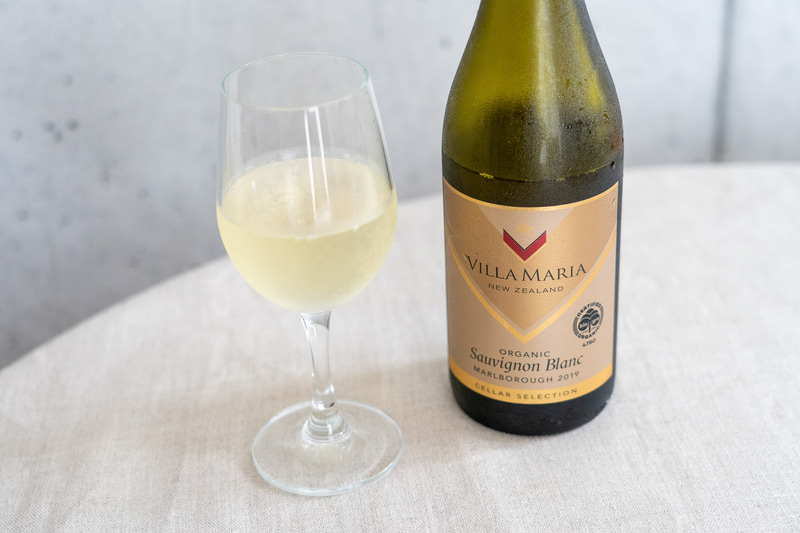 チョイスしたワインは「ヴィラマリア セラー セレクション ソーヴィニヨン・ブラン 2019」。ヴィラ・マリアはオークランドにあるワイナリーで、世界中のワインコンテストでNZ最多受賞を誇る老舗メーカーです。この辛口白ワインは脂のりのよいキングサーモンとも相性バッチリ（<a href="https://www.pontovinho.jp/products/detail.html?id=933" class="n" target="_blank">購入は通販サイトなどで</a>）