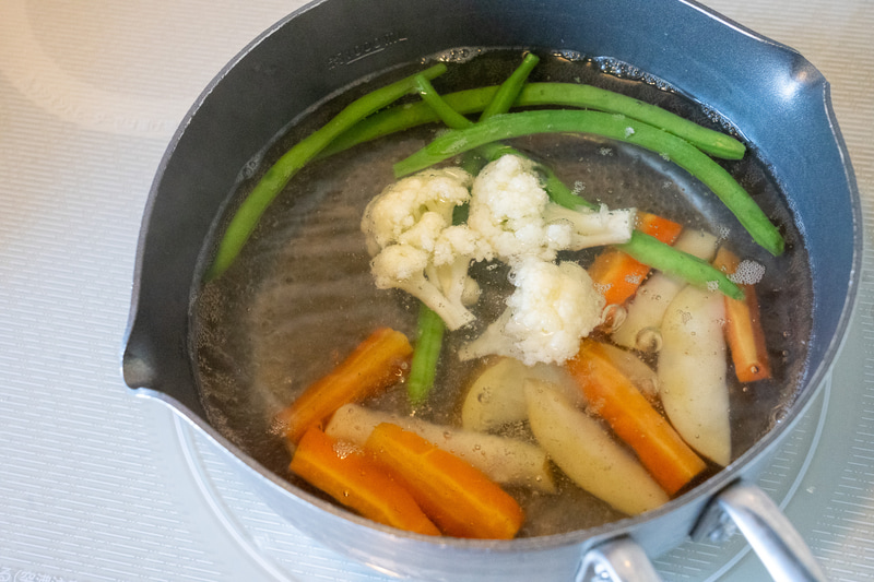 火の通りにくい野菜はさっと下茹で