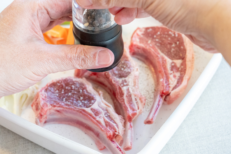 ラムチョップは焼く寸前に塩こしょう