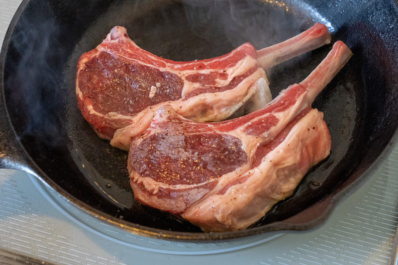 スキレットで両面焦げ目が付くまで焼きます。ここでは中まで火が通らなくて大丈夫