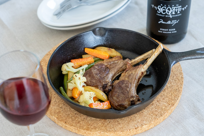 スキレットなのでそのままテーブルへ。熱々をいただきましょう