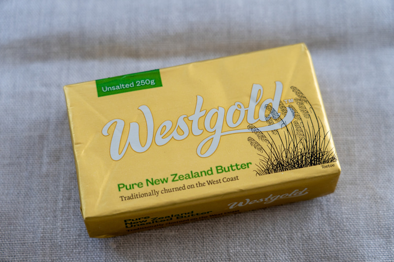 今回使ったニュージーランド産のWestgold無塩バター。自然放牧で育った乳牛から作られる栄養豊富なバターとして知られています