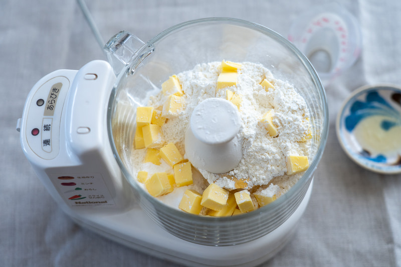 小麦粉、塩、ベーキングパウダー、バターをフードプロセッサーに入れて