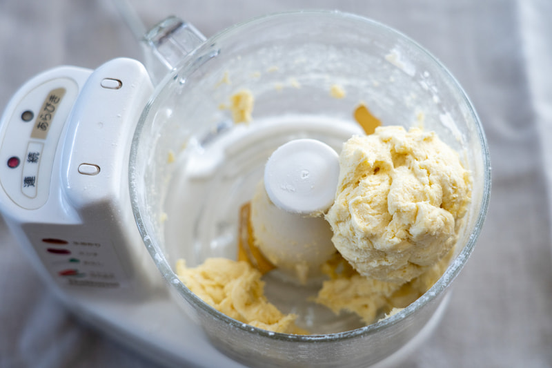 水とレモン汁を加えてさらに攪拌します。あっという間なので混ぜすぎに注意！