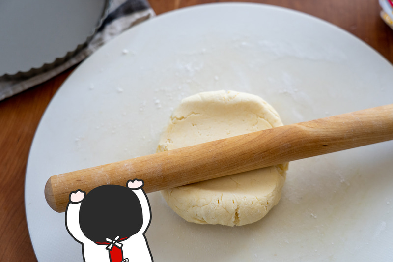 ここでオーブンを160℃に予熱しておきます。そして冷蔵庫から取り出した生地をタルト型に合うように広げます