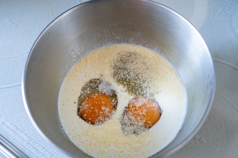 ボウルに卵、牛乳、生クリーム、ローズマリー、パルメザンチーズを入れ混ぜ合わせます