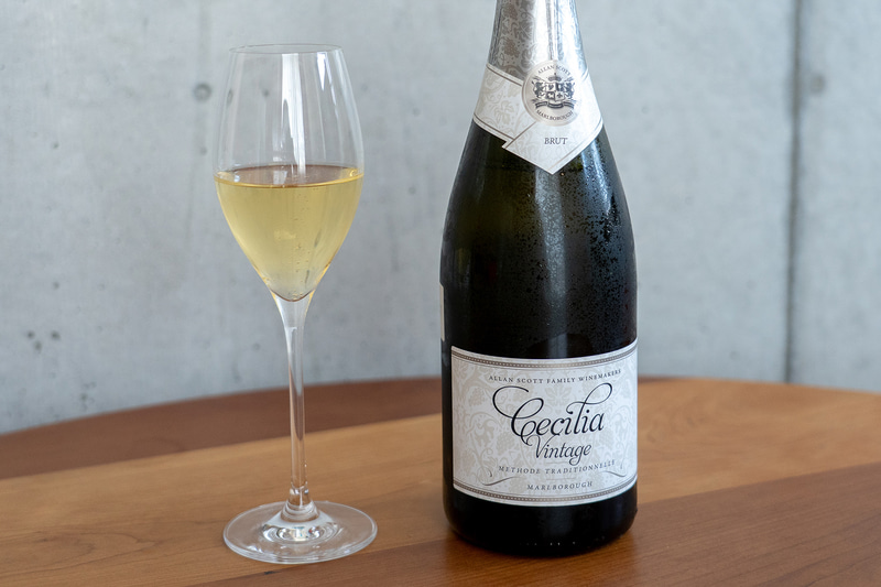 ペアリングワインは先ほどの赤と同じワイナリーから「アラン スコット セシリア ヴィンテージ 2013」。シャルドネ100％のスパーリングワインはすっきり爽やかな辛口でキッシュにもぴったりでとっても美味しかったですわ～！（<a href="https://winestore.jp/c/gr411/newzealand/nz1/14112/62697" class="n" target="_blank">購入は通販サイトなどで</a>）