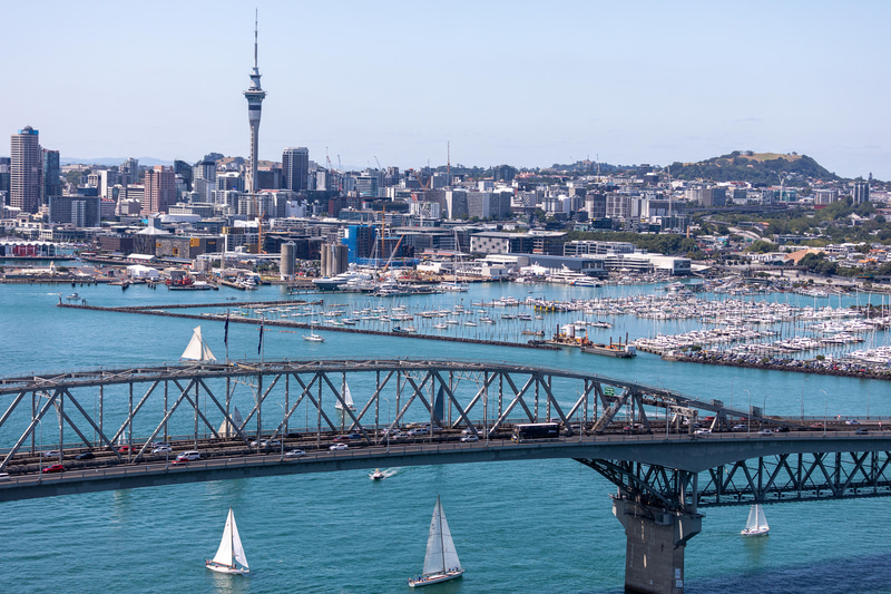 帆の街と言われるだけあってマリーナにはたくさんのヨットが。オークランドではセーリングやクルーズなどのマリンアクティビティも楽しめます。左のひときわ高い建物は街のシンボルでもある高さ328mのスカイタワー
