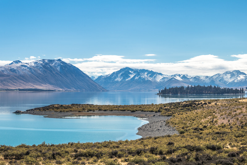 テカポは南島の真ん中あたりにある星空で有名な小さな町。湖のほとりに佇む「善き羊飼いの教会」はぜひ訪れたいスポットです。玄関口となるクライストチャーチからはクルマで約3時間ほどのアクセス