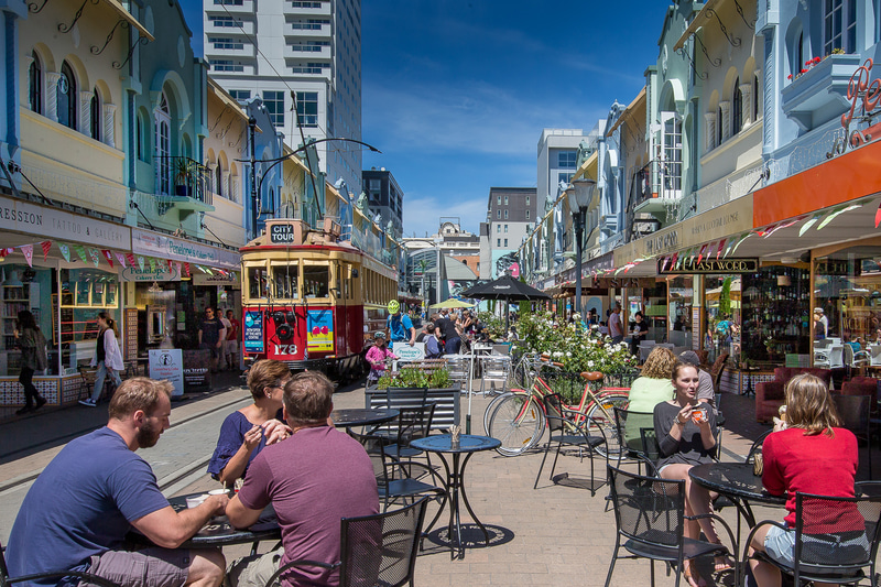 市内には趣あるレトロな路面電車トラムが走っています。ただし地元の人の足というよりは観光用。写真はパステルカラーの建物が並ぶニューリージェントストリート