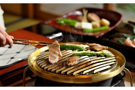 乗車券と高尾山リフト往復券、食事券がセットになった「京王×うかい鳥山きっぷ」「京王×うかい竹亭きっぷ」