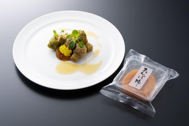 フォアグラのブロークン、和歌山県産あんぽ柿のコンポートと梅のピューレソース