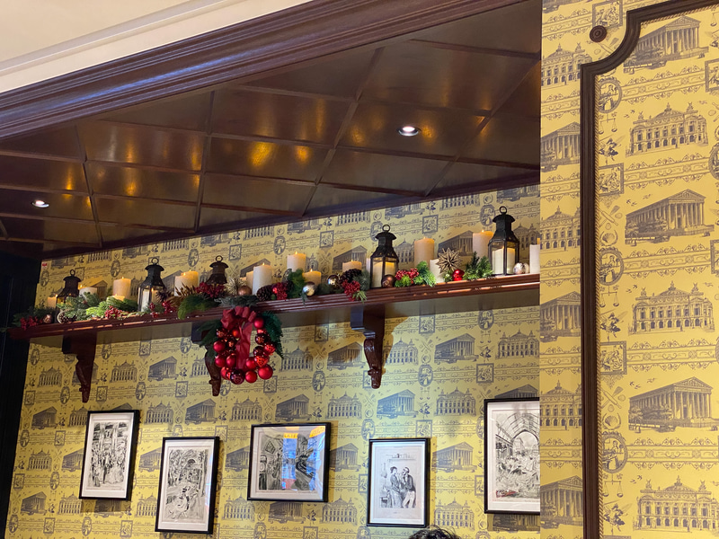 壁紙はなんとオリジナル。展示の絵も素敵です