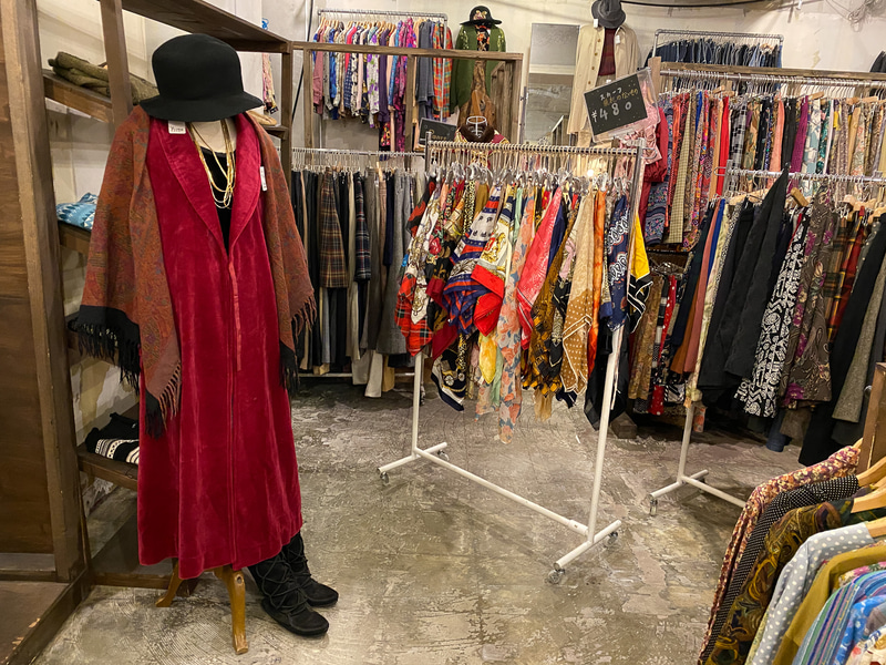 レディースはレトロでフェミニンなものも多いです