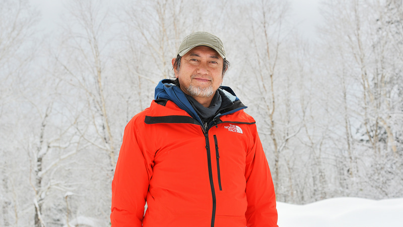 「チュンチュン」の愛称でおなじみ、各種メディアやイベントで活躍するアウトドアコーディネーターの小雀陣二（こすずめじゅんじ）さん。焚き火を活かした本格アウトドア料理から、小型バーナー1つで手軽なリラックスタイムまで演出する、アウトドアの達人