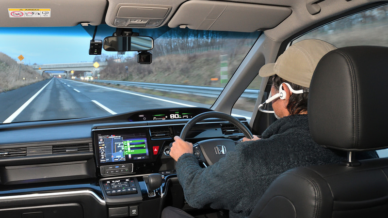 「街中でも感じたけど、高速道路を走るとタイヤの静かさが際立つなぁ。乗り心地もしっかりしていて快適」と小雀さん