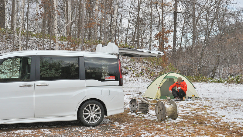 小さなテントをパッ！と開き、ガスコンロでサッ！と調理。市内より170mほど丘の上にあるキャンプ場は、うっすらと雪化粧していました