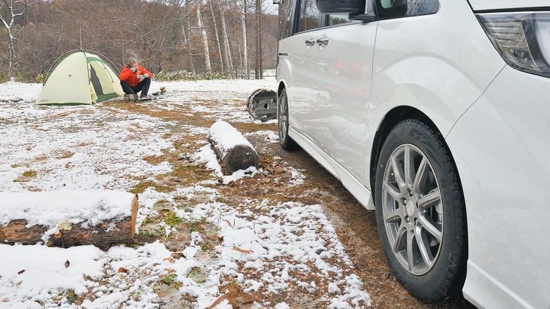 小さなテントをパッ！と開き、ガスコンロでサッ！と調理。市内より170mほど丘の上にあるキャンプ場は、うっすらと雪化粧していました