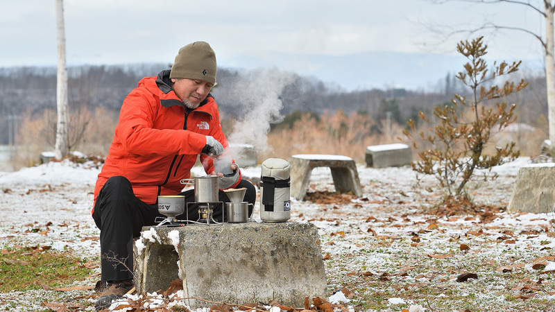 「外遊びは頑張ってやるものじゃなくて、気軽に楽しむのがコツですよ」と笑う小雀さん。確かにキャンプ場に着いて、ラーメンを食べて、コーヒーを飲んで、片付けるまで1時間もかかりませんでした