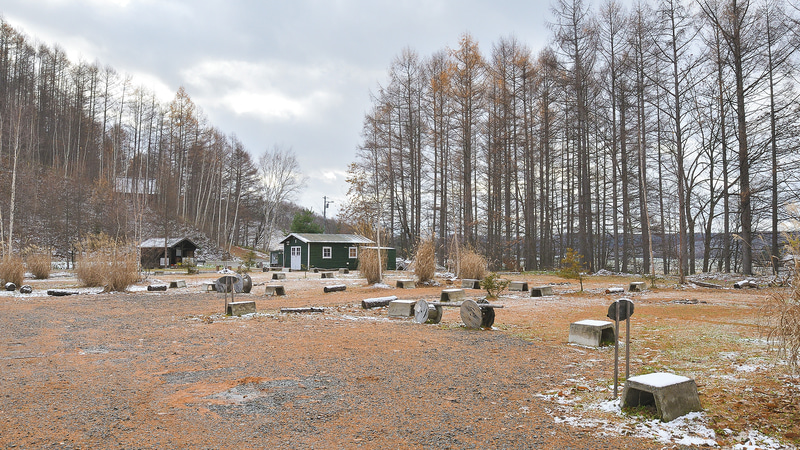 ほんの1時間ほどで、キャンプ場の雪景色は溶けてしまいました。が、夜になると溶けた雪が凍結して……