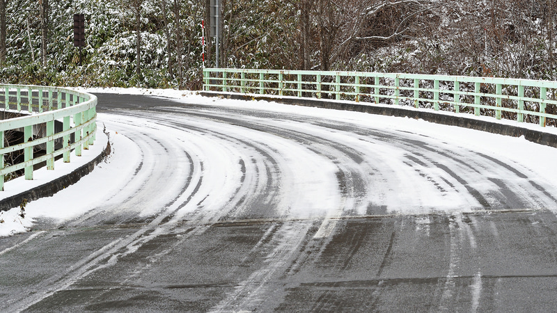 同じように見える「黒い道路」。歩いてみると、橋の手前2mぐらいのところから凍っていました。もし夏タイヤで走行して、突然溶けた氷のカーブに遭遇したら……