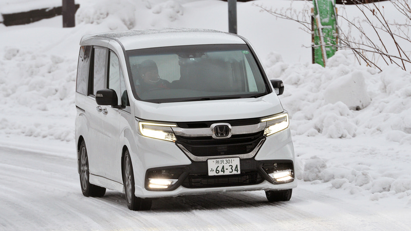 ほぼ乾いた状態から、シャーベット状、凍結そして圧雪と、標高が上がるにつれ刻々と路面が変化します