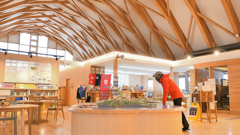 夏は各登山道や湿原への入口として、冬はクロスカントリースキーの拠点としてにぎわう「旭岳ビジターセンター」。大雪山の自然と動物、開発の歴史など展示物も見応えがあります