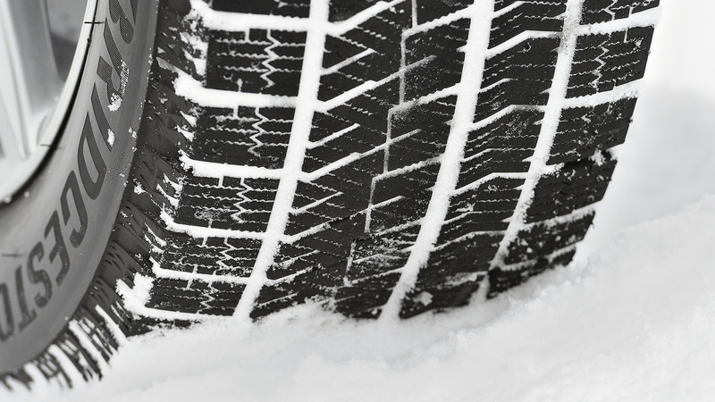 溶けていない雪はタイヤの接地面（トレッドパタン）ががっちりキャッチ