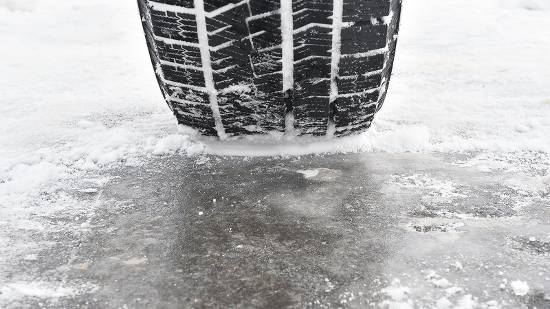 つるつる氷の水の膜は、新技術「アクティブ発泡ゴム2」が取り除いてしっかりグリップ