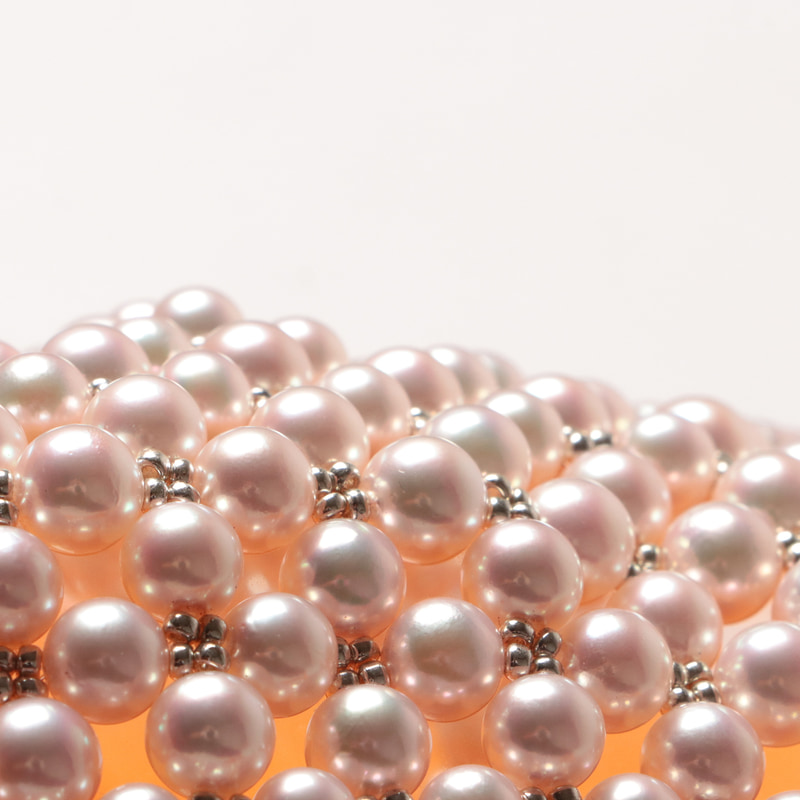 日本産のあこや真珠を約330粒を使った「パールマスク」