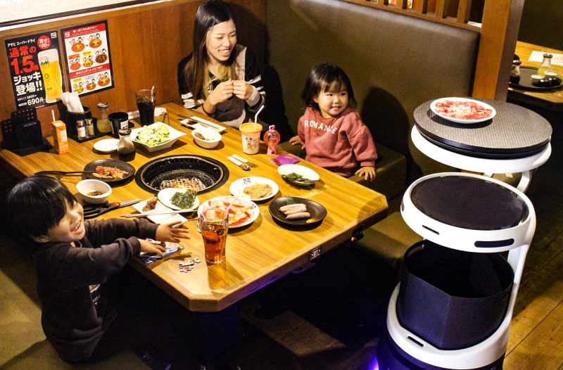 牛角などに配膳・運搬ロボット「Servi」導入